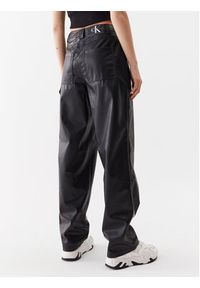 Calvin Klein Jeans Spodnie z imitacji skóry J20J221385 Czarny Regular Fit. Kolor: czarny. Materiał: skóra #5