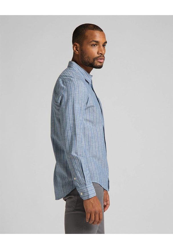 Lee - MĘSKA KOSZULA MATERIAŁOWA LEE ONE POCKET SHIRT WASHED BLUE L66NQALR 112116600. Materiał: materiał