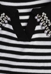 Born2be - Czarno-Biała Bluzka w Paski z Wiskozy Kołnierzyk Ozdobiony Cyrkoniami i Perełkami Lexara. Okazja: na co dzień. Kolor: czarny. Materiał: wiskoza. Długość rękawa: krótki rękaw. Długość: krótkie. Wzór: aplikacja, paski. Styl: casual, elegancki #5