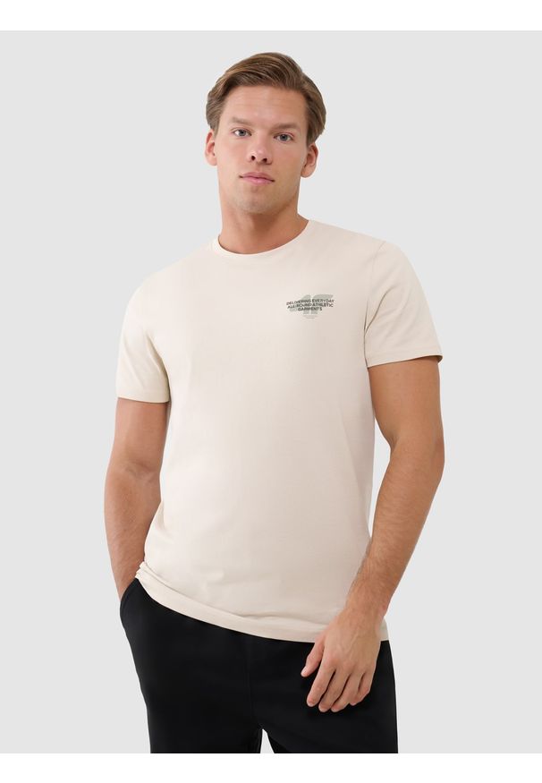 4f - 4F T-shirt regular z nadrukiem męski - beżowy XXL. Okazja: na co dzień. Kolor: beżowy. Materiał: bawełna, jersey, dzianina. Długość rękawa: krótki rękaw. Długość: krótkie. Wzór: nadruk. Styl: sportowy, klasyczny, casual