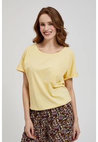 MOODO - Bluzka z kieszonką i podwijanymi rękawami żółta. Kolor: żółty #1