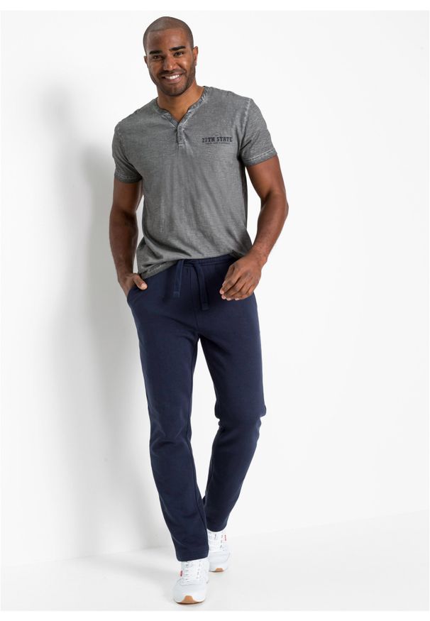 bonprix - Shirt z dekoltem henley i efektem wytarcia, krótki rękaw. Typ kołnierza: typu henley. Kolor: szary. Długość rękawa: krótki rękaw. Długość: krótkie. Wzór: nadruk