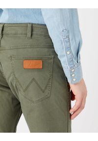 Wrangler - WRANGLER GREENSBORO MĘSKIE SPODNIE JEANSOWE MILITARE GREEN W15Q71G40. Okazja: na spotkanie biznesowe, na co dzień. Stan: obniżony. Styl: sportowy, casual, elegancki, biznesowy #3