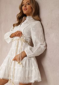 Renee - Biała Sukienka Harmilla. Typ kołnierza: kołnierzyk stójkowy. Kolor: biały. Materiał: koronka. Wzór: ażurowy, haft. Długość: mini #4