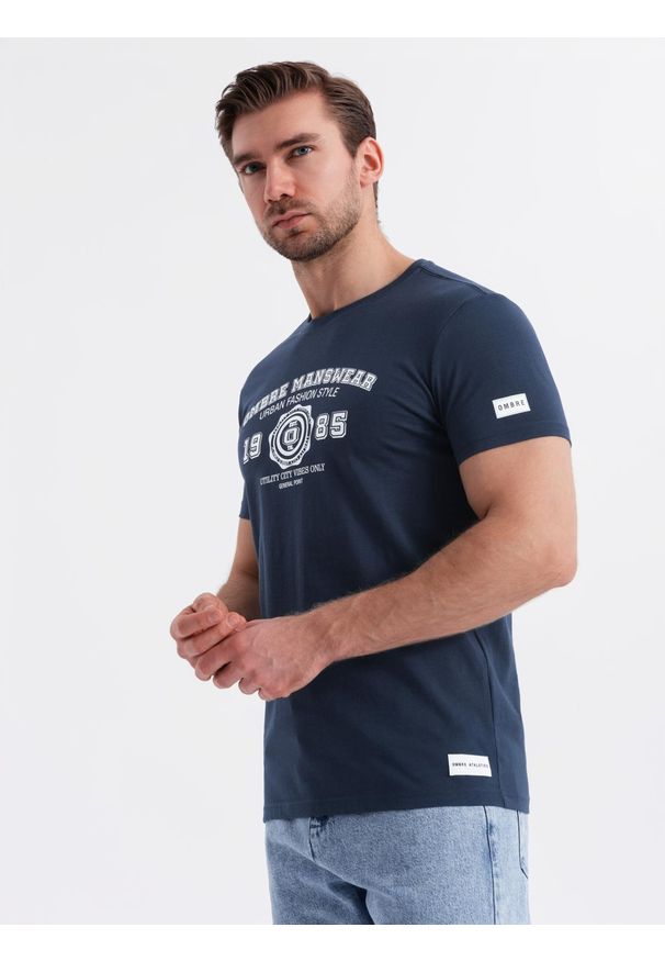 Ombre Clothing - Bawełniany t-shirt męski z nadrukiem w stylu college – granatowy V3 - Rozmiar: S. Okazja: na uczelnię. Kolor: niebieski. Materiał: bawełna. Wzór: nadruk