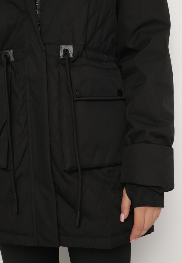 Born2be - Czarna Pikowana Kurtka Parka z Odpinanym Kapturem na Suwak Ściągana w Talii Ericeas. Okazja: na co dzień. Kolor: czarny. Materiał: jeans. Długość rękawa: długi rękaw. Długość: długie. Styl: sportowy, wizytowy, elegancki, casual