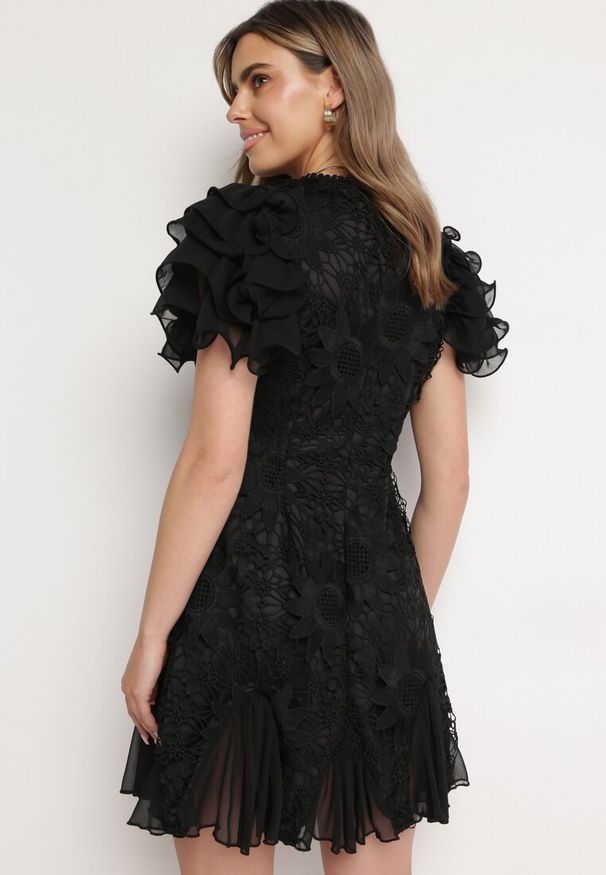 Born2be - Czarna Sukienka Mini z Koronkowymi Wstawkami i Falbankami Soffiana. Okazja: na co dzień, na imprezę. Typ kołnierza: kołnierz z falbankami. Kolor: czarny. Materiał: koronka. Długość rękawa: krótki rękaw. Wzór: koronka. Styl: casual, elegancki. Długość: mini