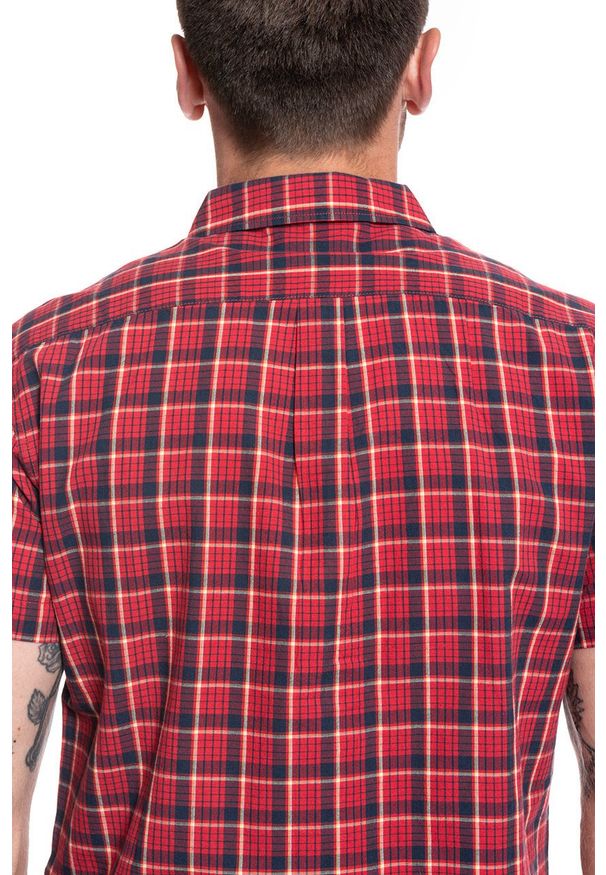 Wrangler - MĘSKA KOSZULA MATERIAŁOWA WRANGLER SS 1 PKT SHIRT FORMULA RED W5J11OXWO 112130161. Materiał: materiał