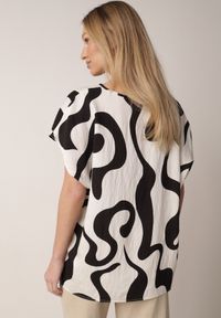 Born2be - Czarna Wiskozowa Bluzka Oversize z Krótkim Rękawem w Abstrakcyjny Wzór Ginedina. Okazja: na co dzień, na spotkanie biznesowe, do pracy. Kolor: czarny. Materiał: wiskoza. Długość rękawa: krótki rękaw. Długość: krótkie. Styl: biznesowy, casual, elegancki #8
