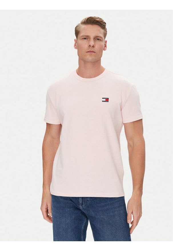Tommy Jeans T-Shirt Badge DM0DM20322 Różowy Regular Fit. Kolor: różowy. Materiał: bawełna