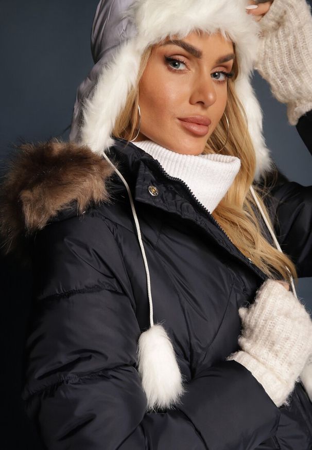 Renee - Granatowa Długa Pikowana Kurtka w Stylu Parki z Troczkiem w Pasie i Sztucznym Futerkiem Abelasa. Kolor: niebieski. Materiał: futro. Długość: długie. Wzór: aplikacja
