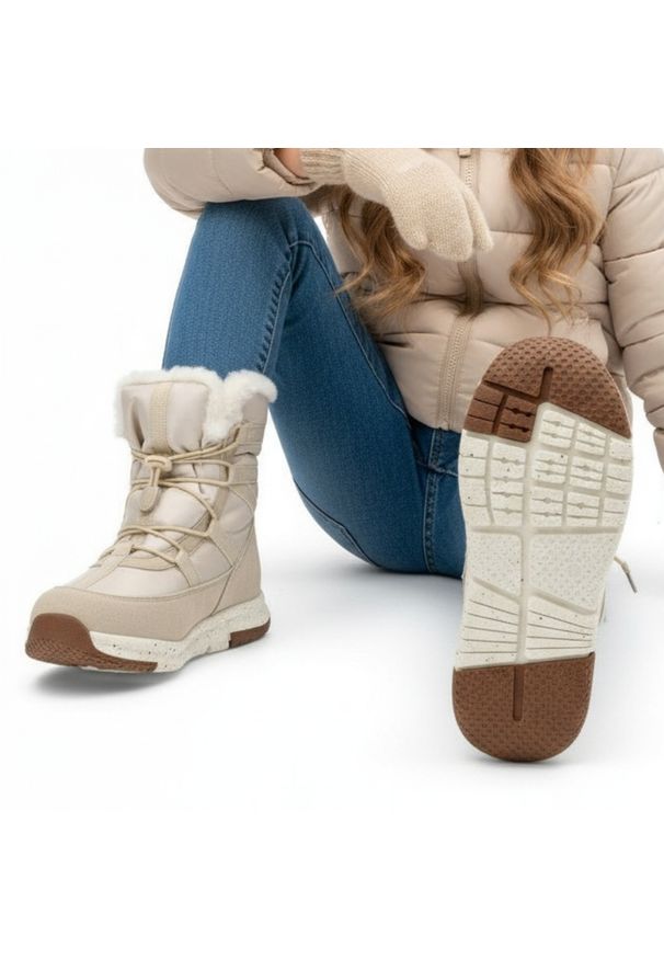 Big-Star - Śniegowce damskie Big Star, cholewka z materiału tekstylnego z ociepleniem i miękkim obszyciem przy krawędzi oraz sznurowaniem gruba podeszwa, beżowe. Okazja: na spacer. Kolor: beżowy. Materiał: syntetyk, materiał, skóra ekologiczna, futro. Szerokość cholewki: normalna. Wzór: aplikacja. Sezon: zima