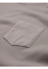 Ombre Clothing - Bawełniany męski longsleeve o waflowym splocie z kieszonką – popielaty V1. Okazja: na co dzień. Kolor: szary. Materiał: bawełna. Długość rękawa: długi rękaw. Wzór: ze splotem. Styl: klasyczny, sportowy, casual #6
