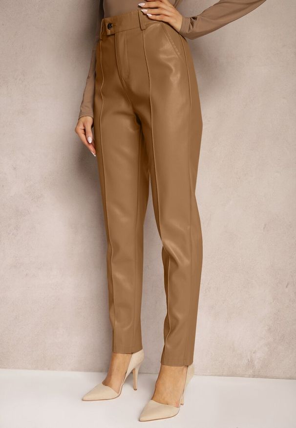 Renee - Jasnobrązowe Spodnie o Kroju Slim High Waist z Imitacji Skóry Iritharia. Okazja: na co dzień. Stan: podwyższony. Kolor: brązowy. Materiał: skóra. Styl: elegancki, casual
