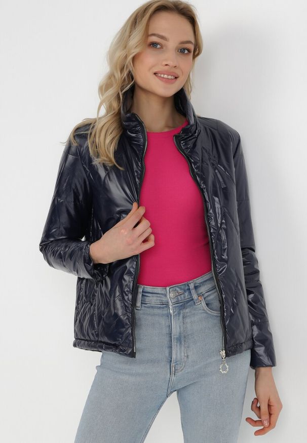 Born2be - Granatowa Kurtka Dianomeda. Typ kołnierza: bez kaptura, kołnierzyk stójkowy. Kolor: niebieski. Materiał: jeans. Wzór: geometria, aplikacja. Styl: klasyczny