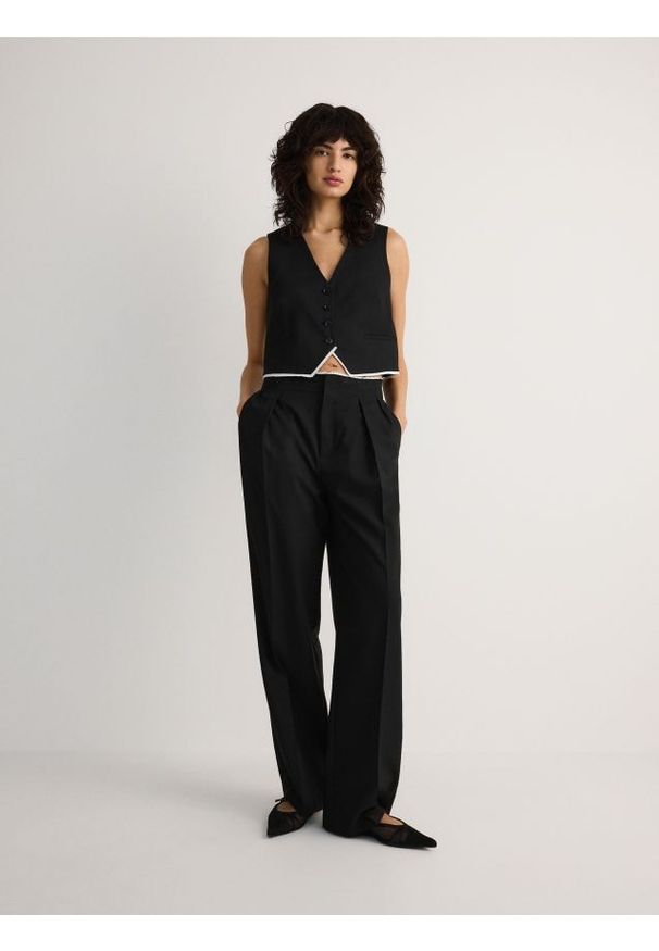 Reserved - Spodnie z surowym wykończeniem - czarny. Kolor: czarny. Materiał: tkanina, wiskoza. Wzór: gładki