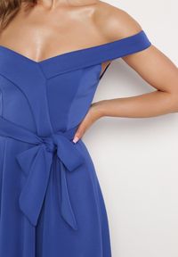 Born2be - Granatowa Elegancka Sukienka o Fasonie Hiszpanki z Materiałowym Paskiem Xaelia. Typ kołnierza: dekolt hiszpanka. Kolor: niebieski. Materiał: materiał. Styl: elegancki