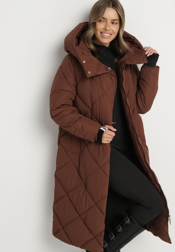 Born2be - Brązowa Kurtka z Geometrycznym Pikowaniem Johnatta. Kolor: brązowy. Wzór: geometria