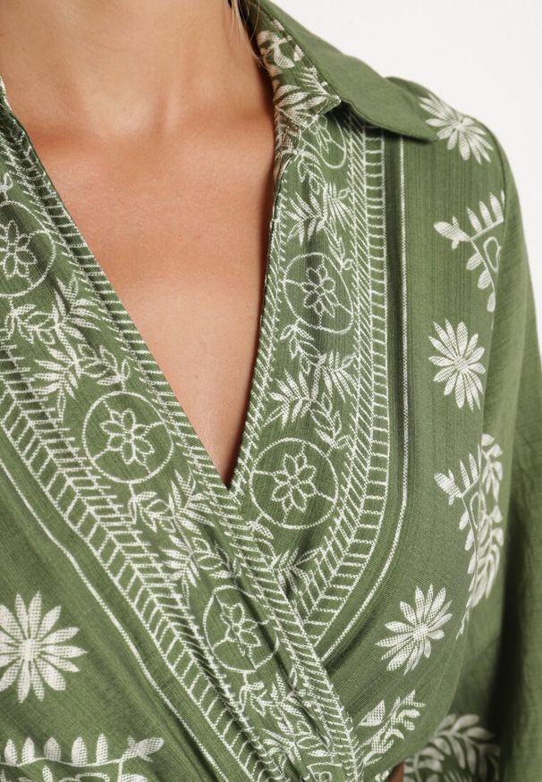 Born2be - Zielona Kopertowa Rozkloszowana Sukienka z Wiskozą w Etniczny Wzór z Paskiem Mirizia. Okazja: na co dzień. Kolor: zielony. Materiał: wiskoza. Typ sukienki: kopertowe. Styl: casual