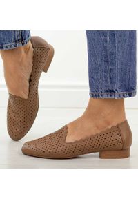 Brązowe skórzane półbuty damskie M.Daszyński Ol50-2. Okazja: na co dzień. Nosek buta: okrągły. Kolor: brązowy. Szerokość cholewki: normalna. Wzór: ażurowy, aplikacja. Materiał: skóra. Sezon: wiosna, lato. Obcas: na obcasie. Styl: casual, elegancki, klasyczny, wizytowy. Wysokość obcasa: niski #1