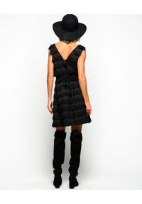 Pinko - PINKO - Czarna sukienka z frędzlami Stefano. Typ kołnierza: dekolt w kształcie V. Kolor: czarny. Materiał: tkanina, wiskoza. Wzór: gładki #2