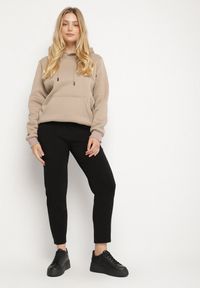 Born2be - Czarne Spodnie Dresowe z Ozdobą z Boku Rialane. Okazja: na co dzień. Kolekcja: plus size. Kolor: czarny. Materiał: dresówka. Wzór: aplikacja. Styl: elegancki, casual #6