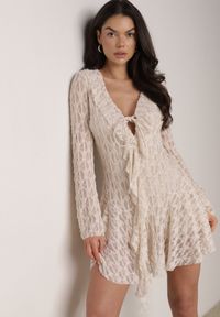 Born2be - Beżowa Koronkowa Sukienka z Falbankami i Wiązaniem przy Dekolcie Delanatea. Okazja: na co dzień. Typ kołnierza: kołnierz z falbankami. Kolor: beżowy. Materiał: koronka. Sezon: wiosna, lato. Styl: casual, elegancki #1