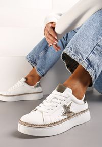 Renee - Biało-Złote Płaskie Sneakersy ze Sznurowaniem i Metalicznymi Wykończeniami Delulla. Nosek buta: okrągły. Zapięcie: sznurówki. Kolor: biały. Obcas: na obcasie. Wysokość obcasa: niski #4