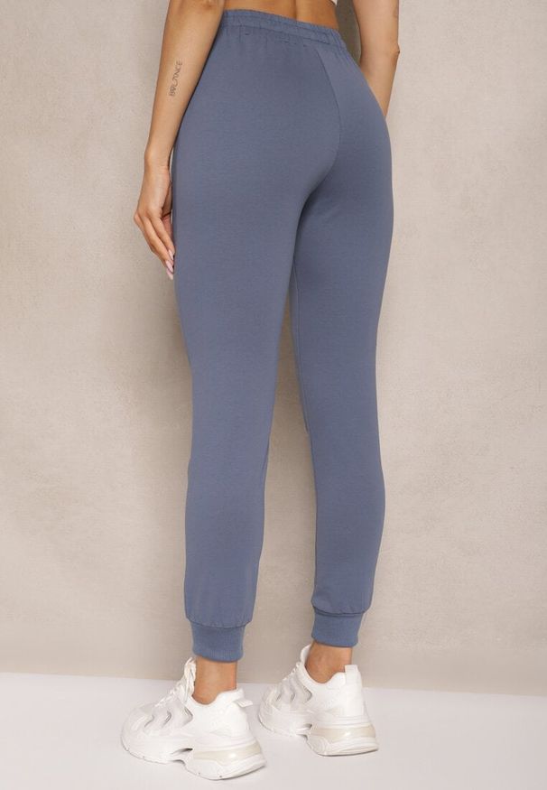 Renee - Niebieskie Spodnie Dresowe z Bawełny o Kroju Jogger High Waist Cherisa. Okazja: na co dzień. Stan: podwyższony. Kolor: niebieski. Materiał: bawełna, dresówka. Styl: elegancki, casual