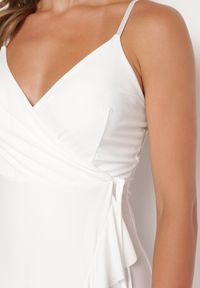 Born2be - Biała Koktajlowa Sukienka z Kopertowym Dekoltem na Ramiączkach z Ozdobną Falbanką Nestasi. Okazja: na co dzień. Kolor: biały. Długość rękawa: na ramiączkach. Typ sukienki: kopertowe. Styl: wizytowy #4