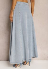 Renee - Jasnoniebieska Rozkloszowana Spódnica Jeansowa Maxi z Bawełny z Guzikami Brissa. Okazja: na co dzień. Kolor: niebieski. Materiał: bawełna, jeans. Wzór: aplikacja. Styl: casual #5