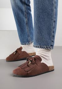 Born2be - Brązowe Klapki Mule z Imitacji Zamszu Zdobione Koralikami i Frędzlami Elwedena. Kolor: brązowy. Materiał: zamsz. Wzór: aplikacja. Styl: klasyczny, elegancki, boho #1