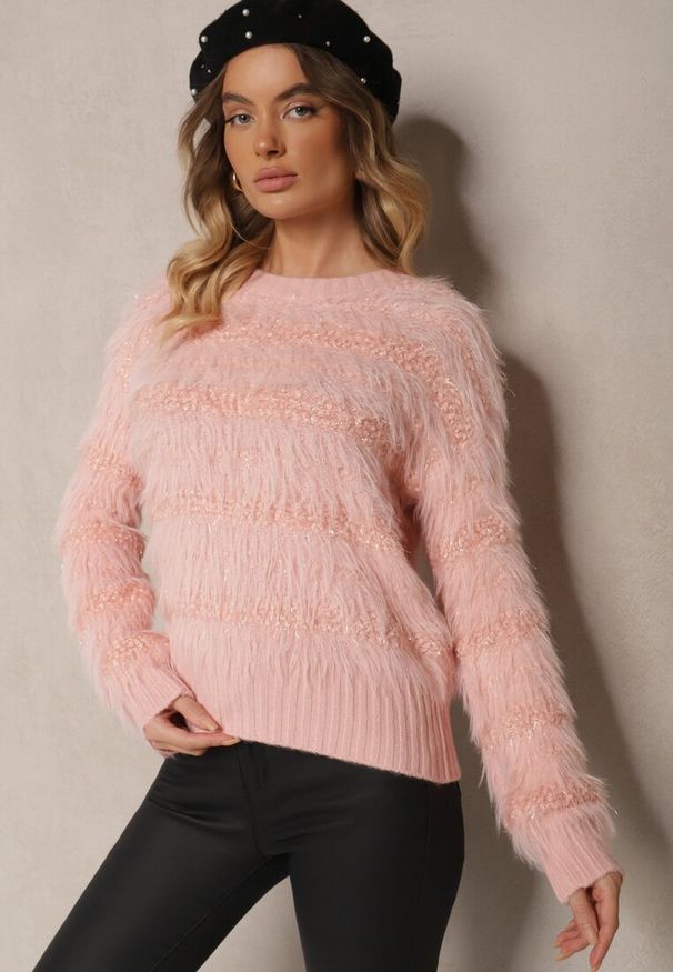 Renee - Jasnoróżowy Sweter z Wełną Ozdobiony Ściągaczami i Długim Włosiem Sialora. Okazja: na spacer, do pracy, na spotkanie biznesowe. Kolor: różowy. Materiał: wełna. Długość: długie. Wzór: aplikacja. Sezon: jesień. Styl: klasyczny, biznesowy