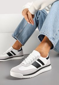 Renee - Biało-Czarne Sneakersy w Stylu Tenisówek Ozdobione Paskami Lilmi. Okazja: na co dzień. Zapięcie: pasek. Kolor: biały. Materiał: jeans. Wzór: aplikacja. Obcas: na płaskiej podeszwie