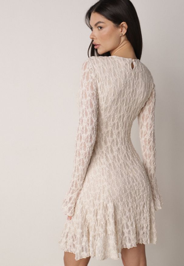 Born2be - Beżowa Sukienka Koronkowa z Rozkloszowanymi Rękawami Cinatea. Okazja: na co dzień. Typ kołnierza: kokarda. Kolor: beżowy. Materiał: koronka. Typ sukienki: proste. Styl: casual