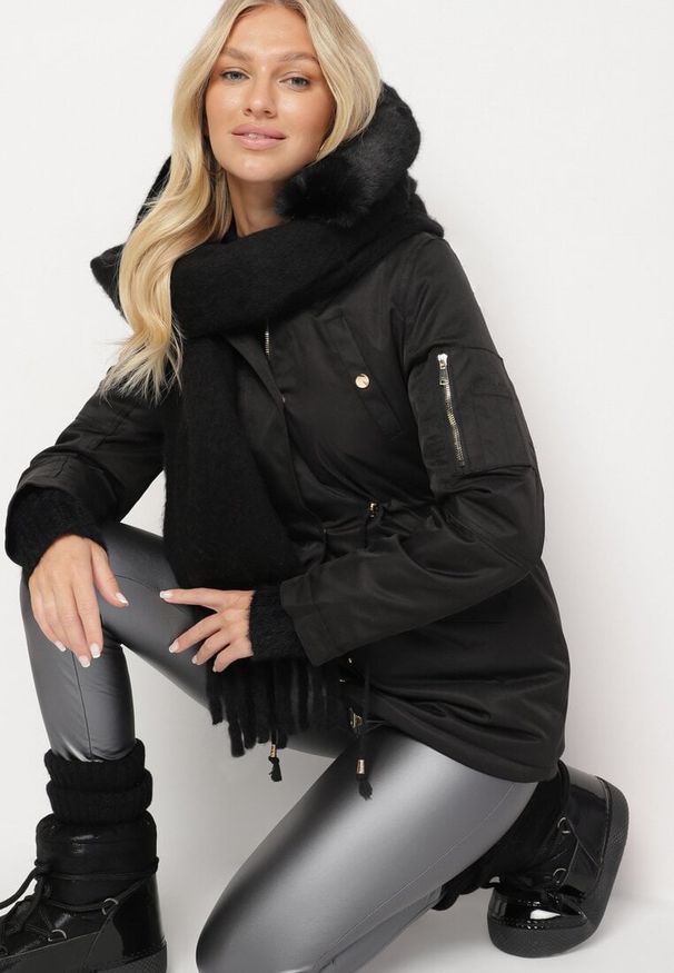 Born2be - Czarna Kurtka Parka ze Ściągaczem i Kapturem z Futerkiem Kathateia. Okazja: na co dzień. Kolor: czarny. Materiał: futro. Długość rękawa: długi rękaw. Długość: długie. Styl: klasyczny, casual, elegancki
