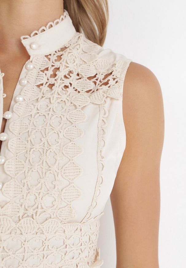 Born2be - Jasnobeżowa Sukienka Ashiriel. Typ kołnierza: kołnierzyk stójkowy. Kolor: beżowy. Długość rękawa: na ramiączkach. Wzór: ażurowy, aplikacja. Styl: klasyczny, boho. Długość: mini