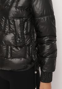 Born2be - Czarna Pikowana Kurtka z Odpinanym Kapturem Wydłużonym Tyłem i Ściągaczami Zinonia. Okazja: na co dzień. Kolor: czarny. Materiał: jeans, wełna, skóra. Sezon: zima, jesień. Styl: elegancki, casual #4