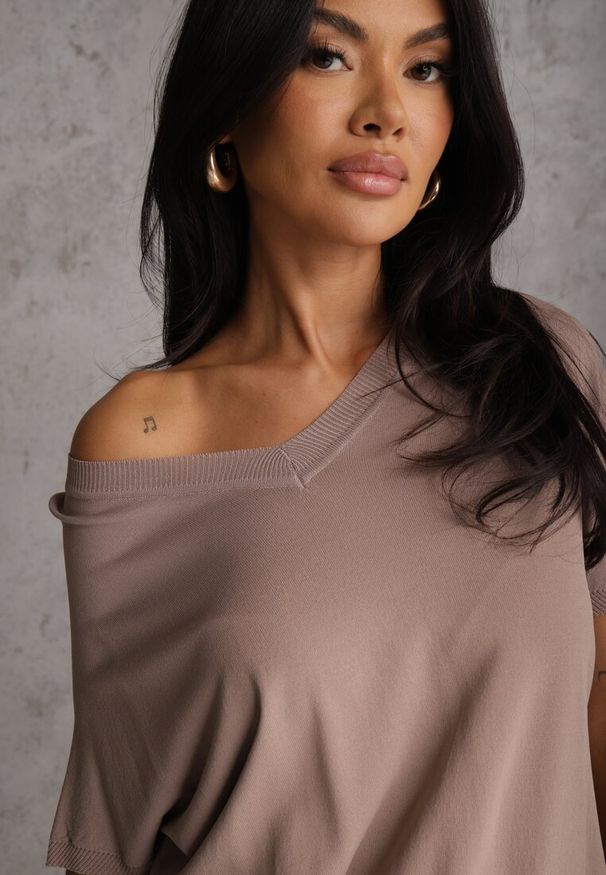 Renee - Brązowa Bluzka z Wiskozą i Dekoltem w Serek o Kroju Typu Nietoperz Haidare. Okazja: na co dzień. Typ kołnierza: dekolt w serek. Kolor: brązowy. Materiał: wiskoza. Styl: casual