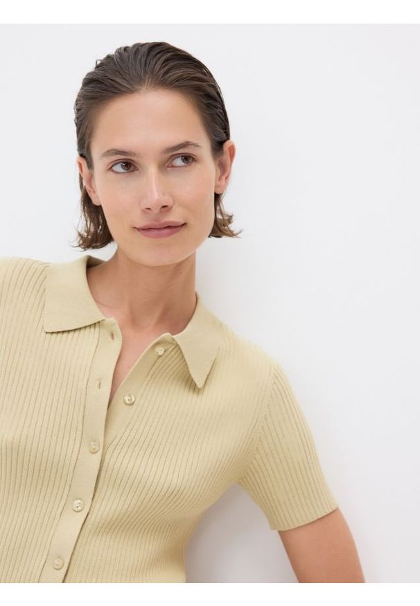 Reserved - Prążkowana bluzka polo - jasnozielony. Typ kołnierza: polo. Kolor: zielony. Materiał: prążkowany