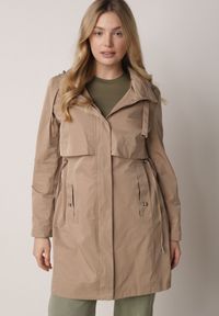 Born2be - Brązowa Kurtka w Stylu Parki z Odpinanym Kapturem i Sznurkami Enang. Okazja: na spacer. Kolor: brązowy. Materiał: prążkowany, jeans #1