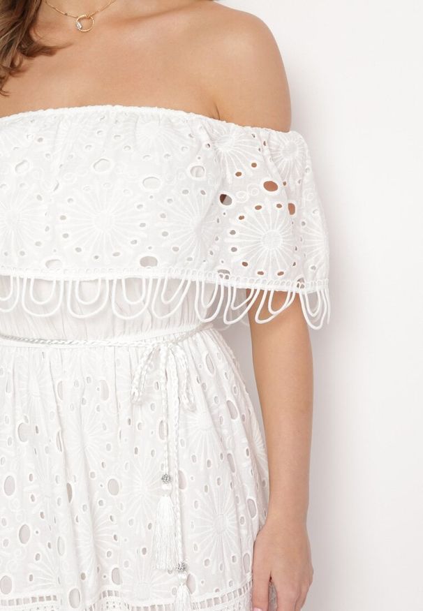 Born2be - Biała Bawełniana Sukienka Maxi w Stylu Boho Ozdobiona Ażurowym Haftem Hellvia. Typ kołnierza: dekolt hiszpanka. Kolor: biały. Materiał: bawełna. Wzór: aplikacja, ażurowy, haft. Typ sukienki: rozkloszowane. Styl: boho. Długość: maxi