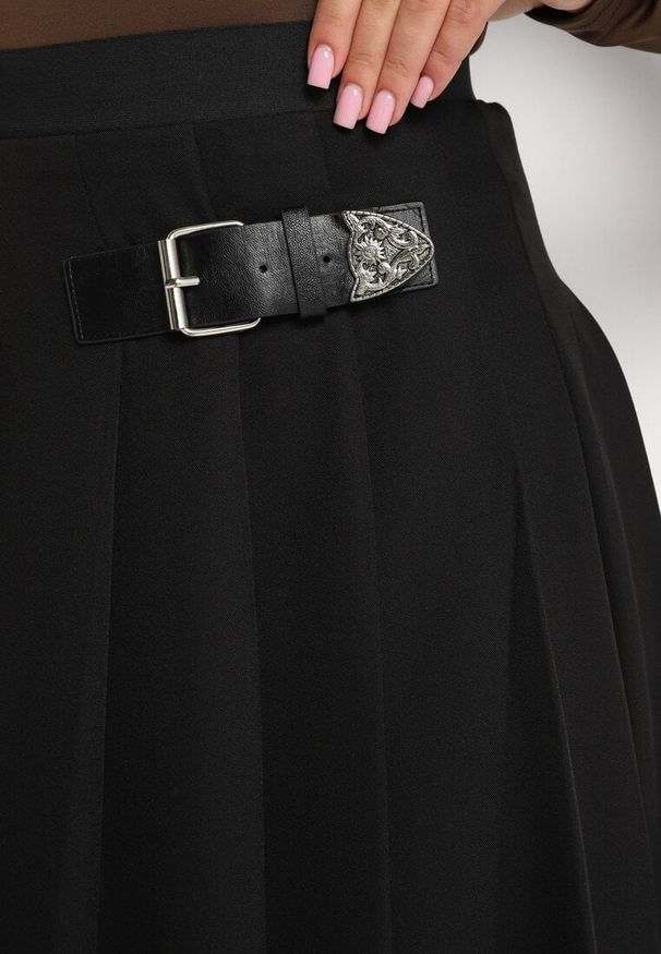 Born2be - Czarna Rozkloszowana Spódnica Preppy Plisowana Ozdobiona Paskiem z Klamrą Setira. Okazja: na co dzień, na spotkanie biznesowe. Kolor: czarny. Materiał: jedwab. Wzór: aplikacja. Styl: elegancki, biznesowy, klasyczny, wizytowy, casual