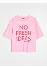 Sinsay - Bawełniana koszulka z napisem No Fresh Ideas - begonia. Materiał: bawełna. Wzór: napisy