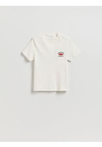 Reserved - T-shirt z nadrukiem i haftem - złamana biel. Materiał: bawełna, dzianina. Wzór: nadruk, haft