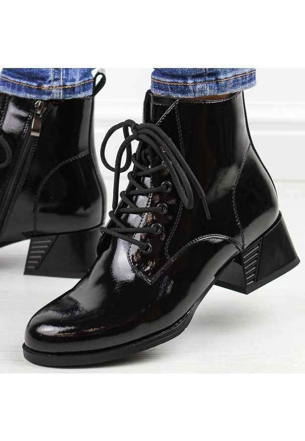 Czarne skórzane botki damskie na obcasie DiA 42-53. Okazja: na co dzień. Nosek buta: okrągły. Kolor: czarny. Szerokość cholewki: normalna. Materiał: lakier, skóra. Sezon: zima, jesień. Obcas: na obcasie. Styl: wizytowy, klasyczny, casual, elegancki. Wysokość obcasa: średni