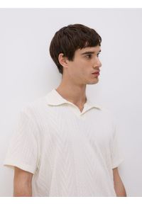 Reserved - Strukturalne polo comfort fit - złamana biel. Typ kołnierza: polo. Materiał: dzianina #1