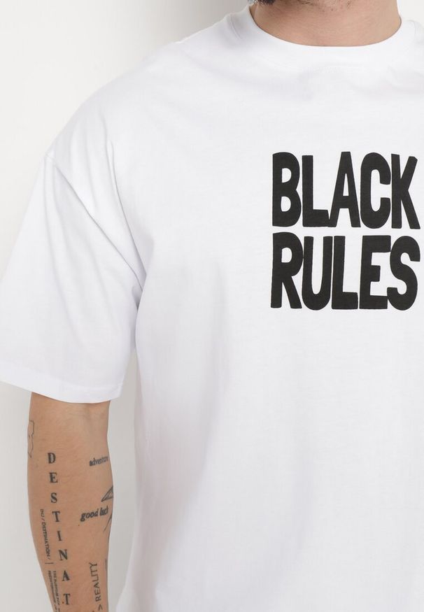 Born2be - Biała Bawełniana Koszulka T-shirt z Nadrukiem po Obu Stronach Daven. Kolor: biały. Materiał: bawełna. Długość rękawa: krótki rękaw. Długość: krótkie. Wzór: nadruk