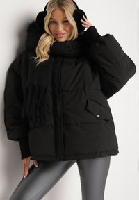 Born2be - Czarna Kurtka Oversize z Futrzanym Kapturem Vugovi. Kolor: czarny. Materiał: futro. Długość rękawa: długi rękaw. Długość: długie. Wzór: aplikacja. Sezon: zima #7