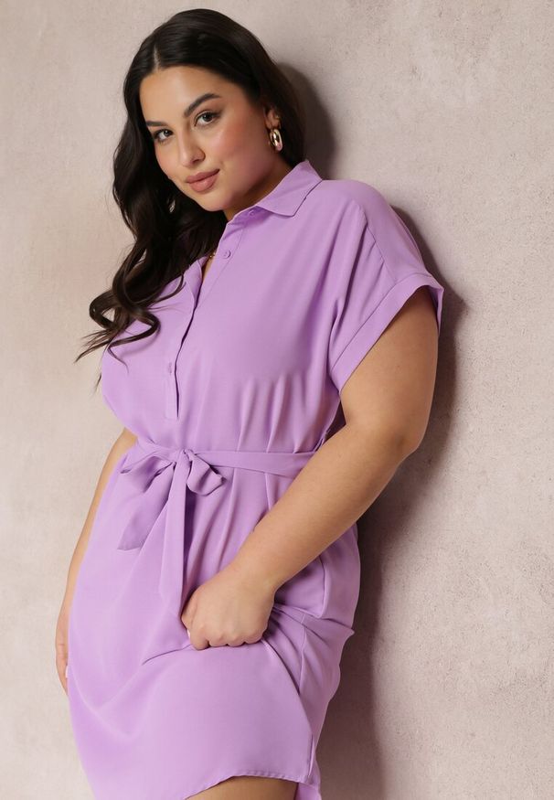 Renee - Fioletowa Sukienka Koszulowa Wiązana w Pasie z Krótkimi Rękawami Wellwood. Kolekcja: plus size. Kolor: fioletowy. Materiał: tkanina. Długość rękawa: krótki rękaw. Wzór: gładki. Sezon: lato, wiosna. Typ sukienki: koszulowe. Długość: midi